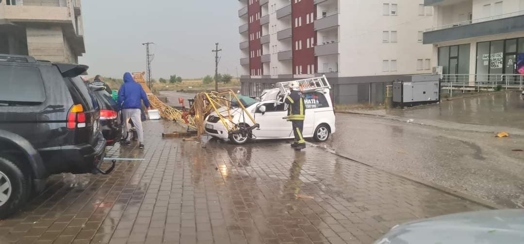 Era e fortë rrëzon vinçin mbi një veturë në Gjilan