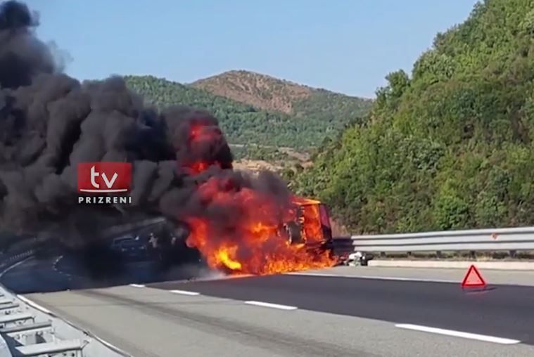 Digjet një veturë Mercedes G-Class në Rrugën e Kombit (VIDEO)