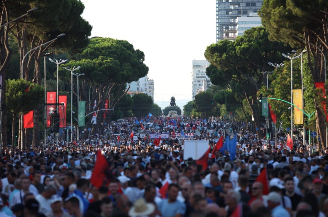 Nis protesta në Shqipëri, blindohet kryeministria atje dhe shtohen forcat policore