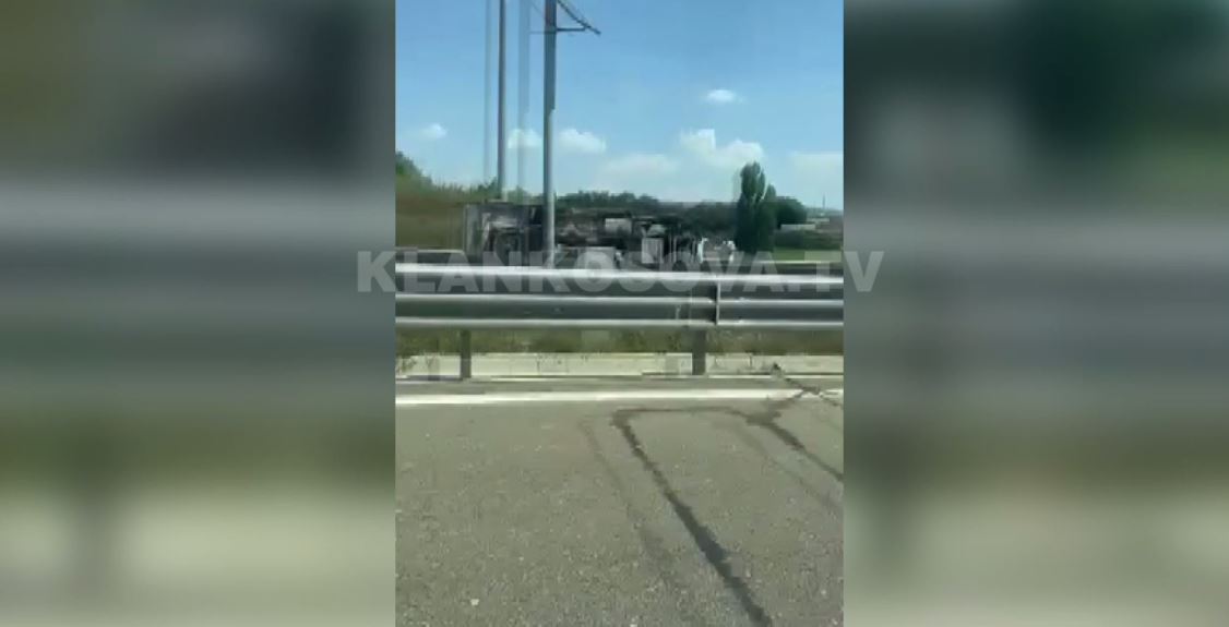 Aksident mes një kamioni e dy veturave në autostradën “Ibrahim Rugova” (VIDEO)