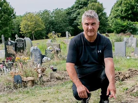 Një familje kaloi 17 vjet duke vizituar varrin e gabuar të babait