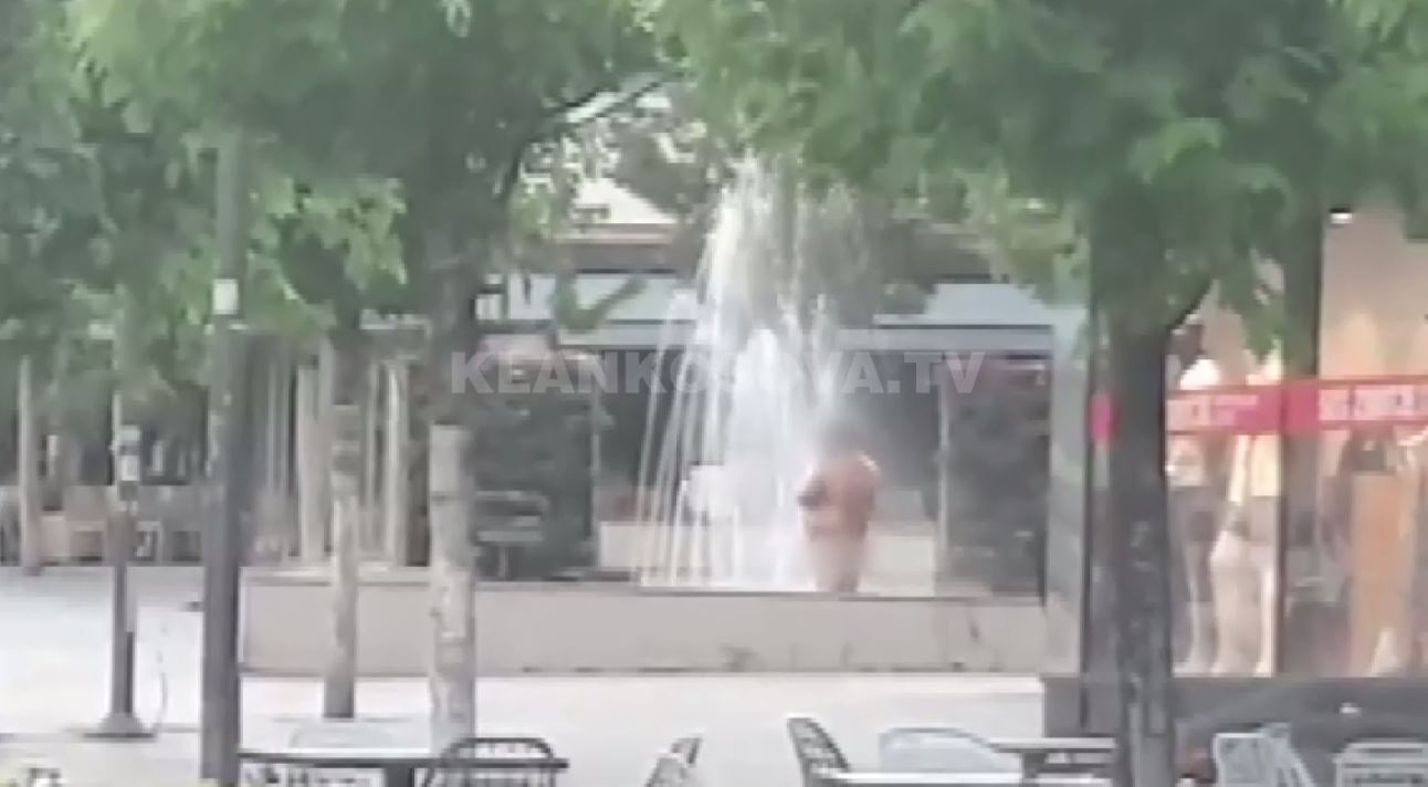 Një burrë lahet lakuriq në fontanën te sheshi “Zahir Pajaziti”