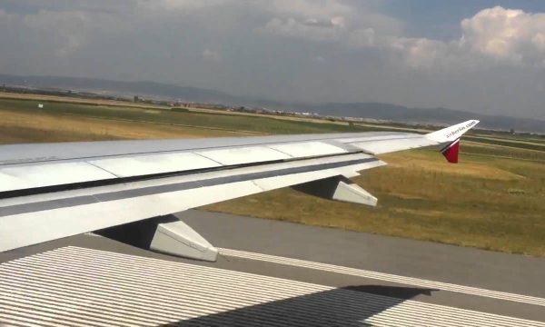 Avioni që u nis për Prishtinë kthehet në Shtutgart, pati probleme teknike