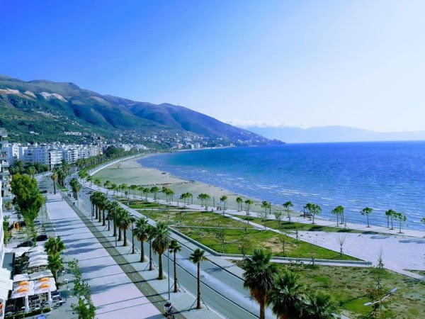 Vlora e boshatisur në mes të sezonit turistik, shkak çmimet e larta