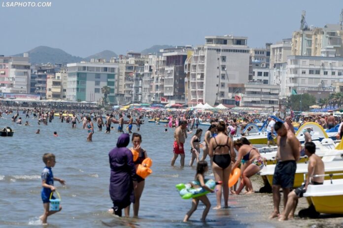 Po ankohen për çmimet e larta, por ky vikend ishte i mbushur me pushues në plazhin e Durrësit