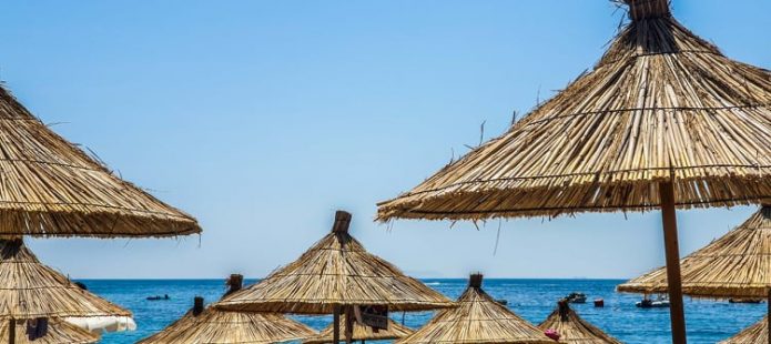Ngriten çmimet e paketave turistike në Shqipëri, operatorët fajin ia lënë kursit të euros