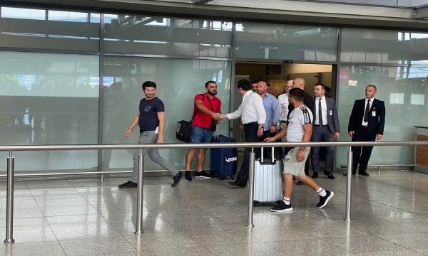 Kurti i pret mërgimtarët në aeroport, iu tregon për një vendim të Qeverisë