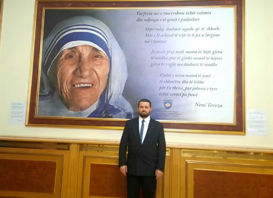 Maliqi: Myslimanët kurrë nuk u pengoi shamia e murgeshës katolike e vendosur në Kuvendin e Kosovës “Nënë Tereza”