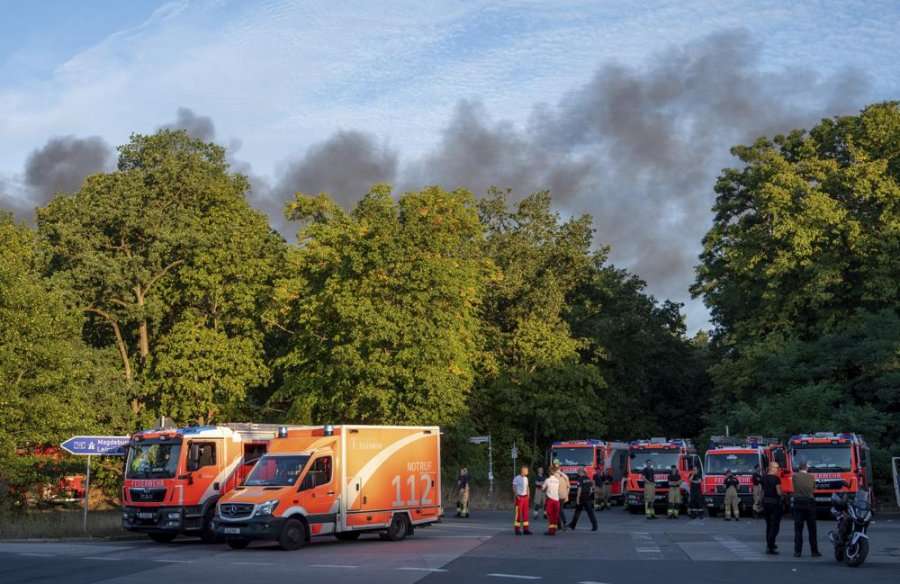 Shpërthime në depon e municionit në Berlin, merr flakë pylli