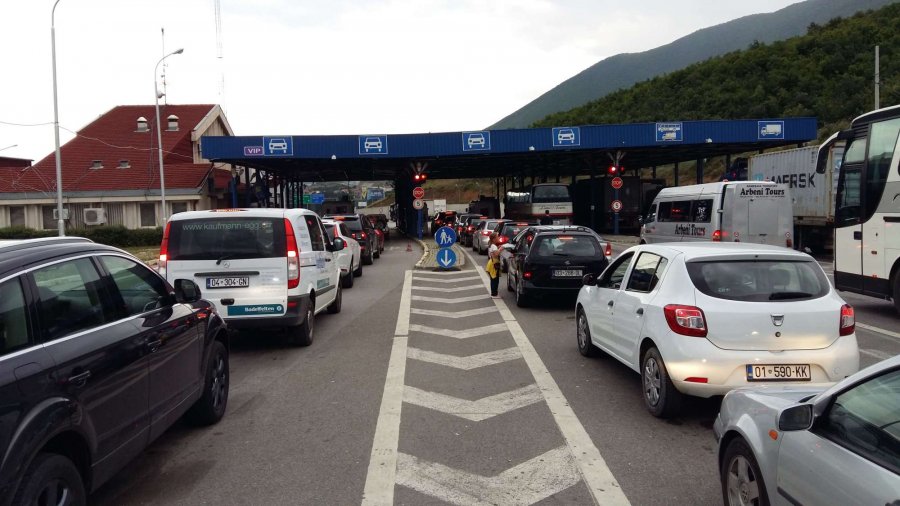 Kolona të gjata në vendkalimet kufitare, në Merdar deri në katër orë pritje për të dalë nga Kosova