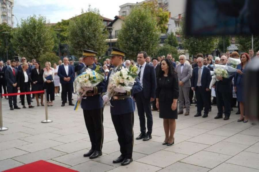 Osmani dhe Kurti bëjnë homazhe para obeliskut për personat e pagjetur