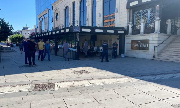 Inspekcioni ndërhyn te hoteli i Behgjet Pacollit, largohet tarraca nga sheshi