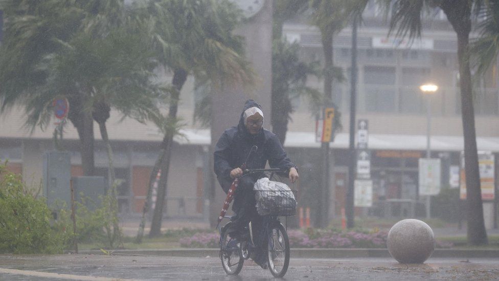 Stuhia në Japoni: Miliona njerëz evakuohen pasi tajfuni Nanmadol arrin në tokë