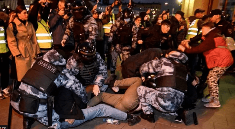 Nisin protestat kundër luftës në Rusi, mbi 1 mijë të arrestuar