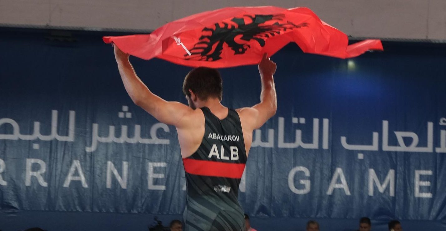 Flamuri kuqezi do të valojë në Beograd, Abakarov triumfon në gjysmëfinale ndaj serbit