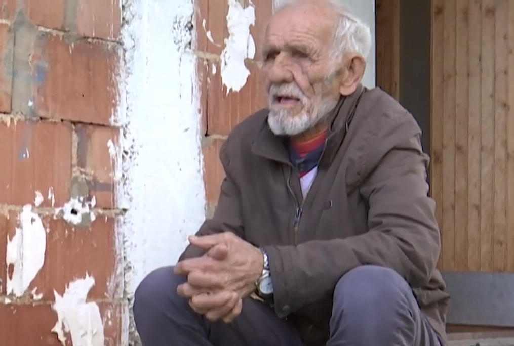 E dhimbshme: 85-vjeçari nga Drenasi jeton i vetëm dhe në terr