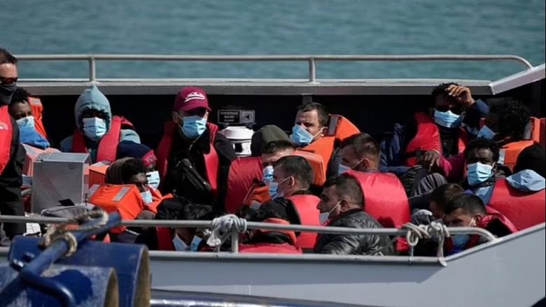 Shqiptarët ‘pushtojnë’ Kanalin Anglez, 12,000 emigrantë mbërrijnë në Britani me varka të vogla
