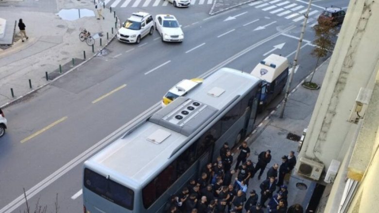 Tifozët grekë shkaktojnë incident në qendër të Shkupit