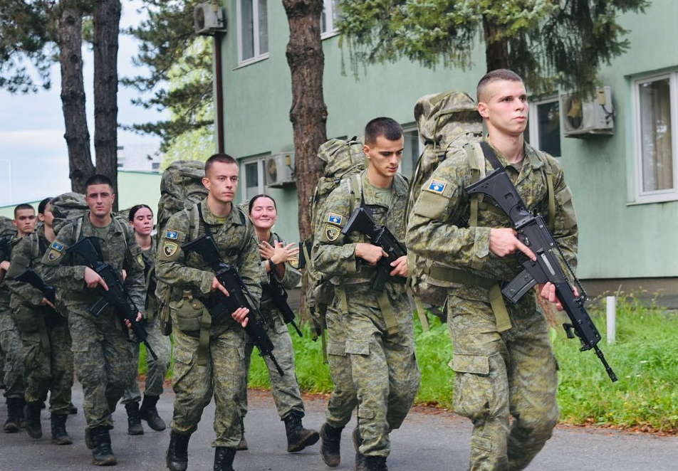 Mehaj publikon fotografi nga stërvitjet e kadetëve të FSK-së