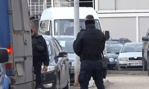 “I ke tri ditë afat”, policët gjejnë brenda vilës biznesmenin në Brezovicë