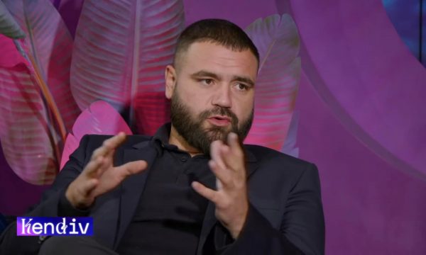 “70% të rrogës e ndalën”, djali i legjendes Fadil Vokrri, flet për hakmarrjen e Agim Ademit ndaj familjes së tij