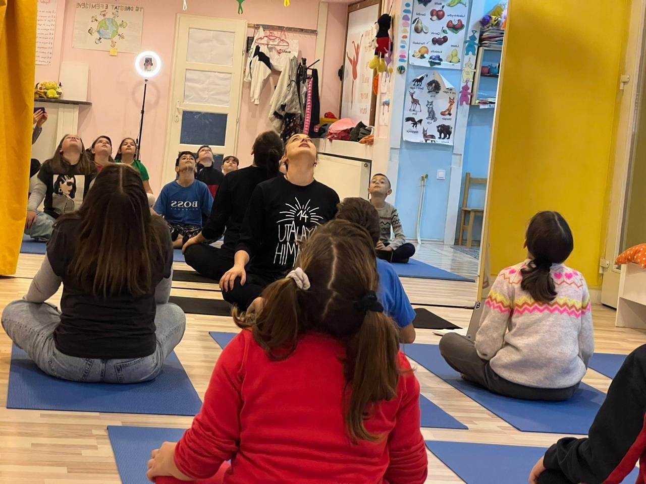 Fillon Yoga për fëmijë në British Academy of Kosova