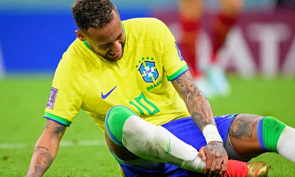 Trajneri i Brazilit flet për lëndimin e Neymarit