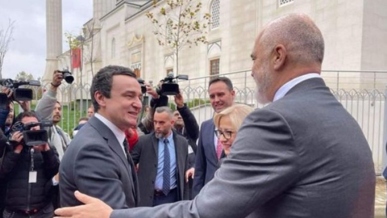 Kryeministrat Rama e Kurti arrijnë së bashku në ndërtesën e Kuvendit të Shqipërisë