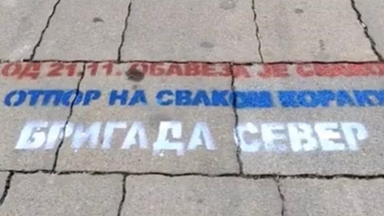 Veriu i Mitrovicës mbushet me grafite të reja, bëhet thirrje për rezistencë që nga 21 nëntori