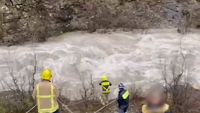 Rrjedha e ujit mori para makinën, humbin jetën babë e bir në Malësi të Madhe