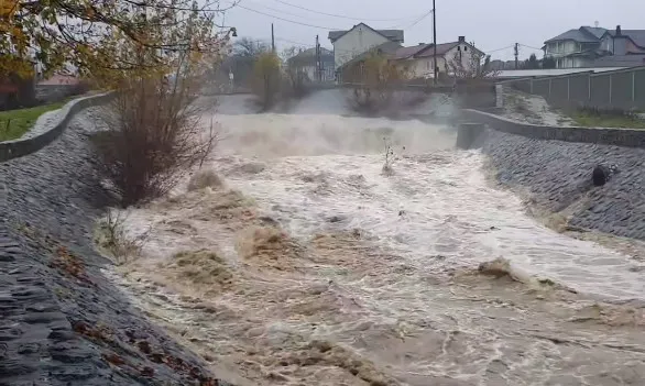 Vërshime në Junik, rrezikon të dalë nga shtrati Ereniku