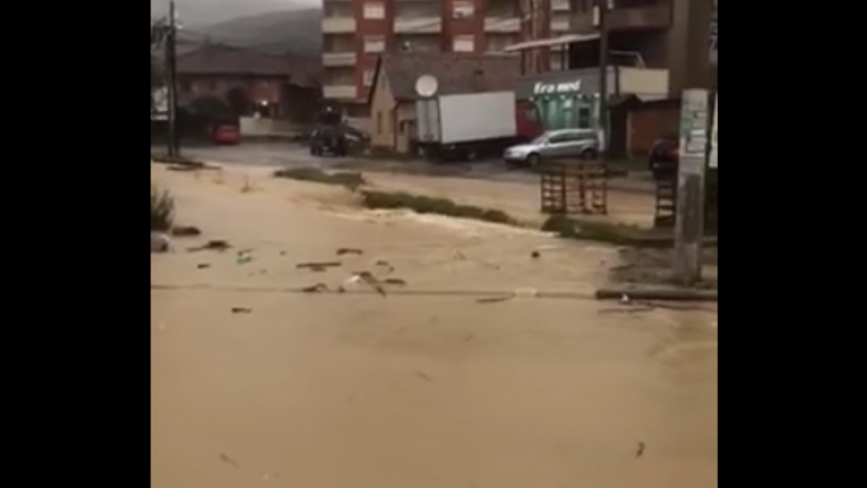 Reshjet e shiut, vërshohet qyteti i Pejës