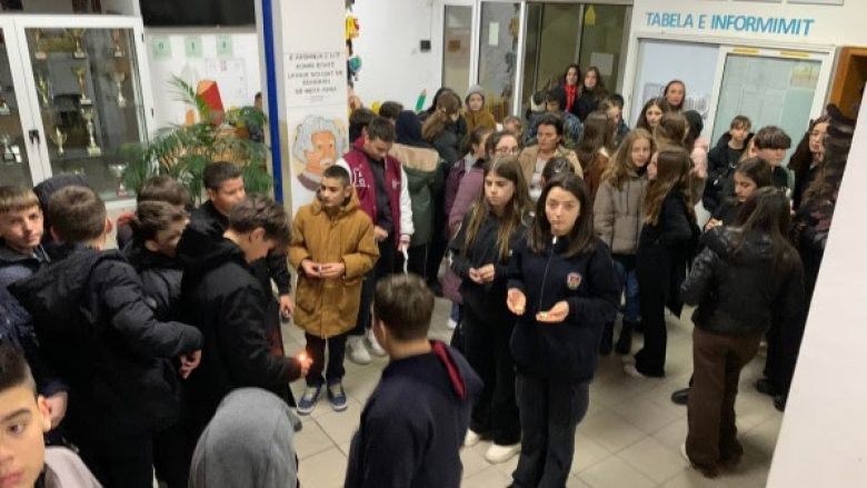 Vrasja e mësimdhënëses në Prishtinë, nxënësit dhe kolegët ndezin qirinj në shkollë
