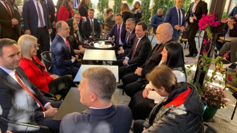 Liderët shqiptarë bashkë në kafe në qytetin e Vlorës