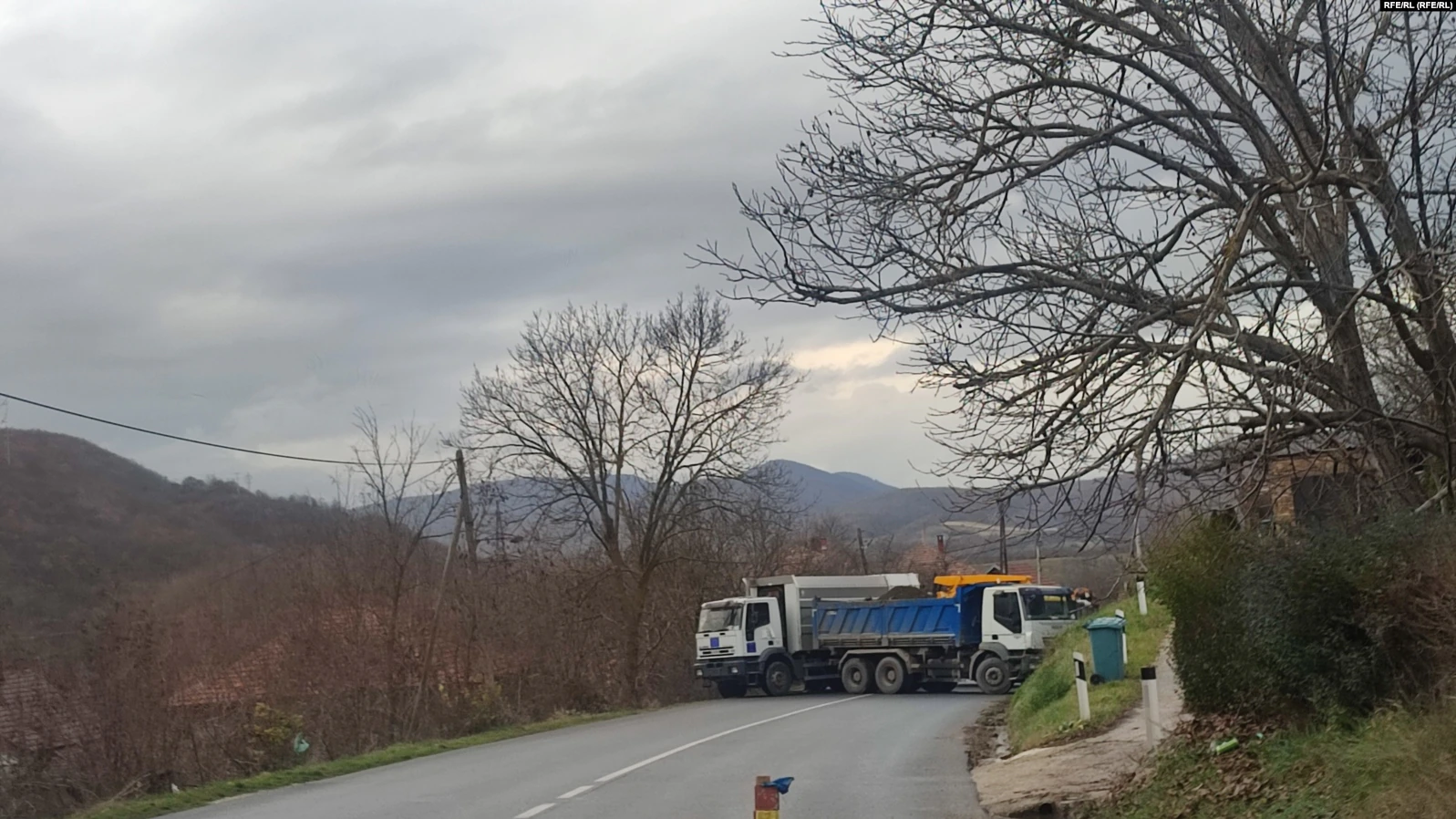 Dëgjohen alarme në veri, serbët bllokojnë rrugët në Rudarë dhe Leposaviq