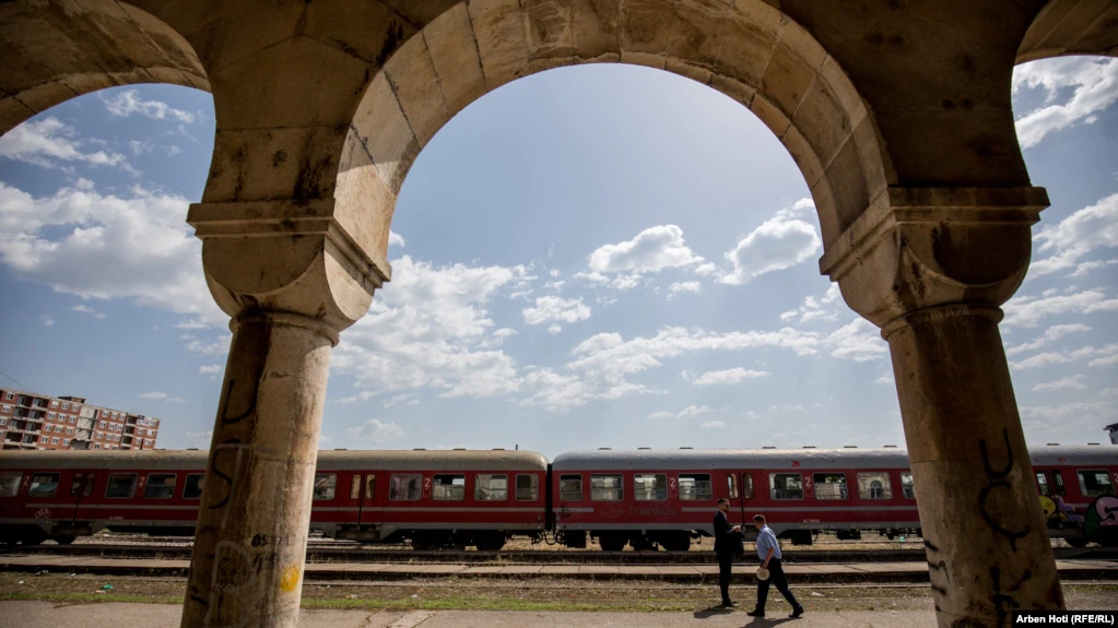 Treni Fushë Kosovë – Han i Elezit pritet të riniset me një vit vonesë