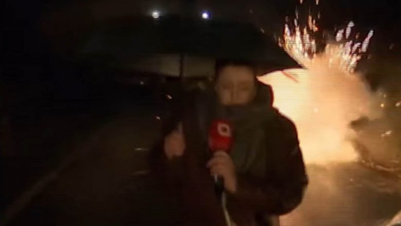 Momenti kur pranë ekipit të RTV Dukagjinit hidhen mjete shpërthyese në barrikadat në Rudar të Zveçanit