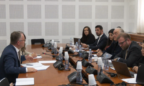 “Nuk t’kemi thirrë me raportu për Thaçin”, Besnik Bislimi e Xhavit Haliti përplasen në Komisionin për Punë të Jashtme