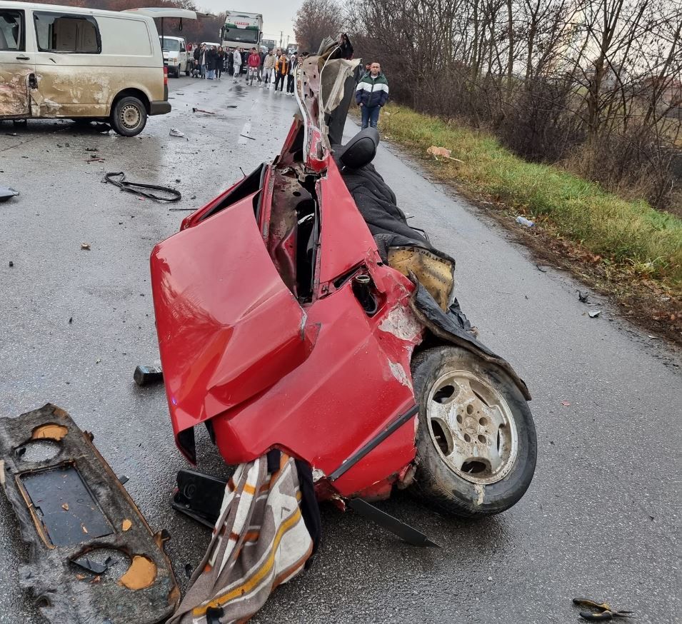Një i vdekur dhe gjashtë persona të lënduar nga aksidenti në rrugën Arllat-Malishevë
