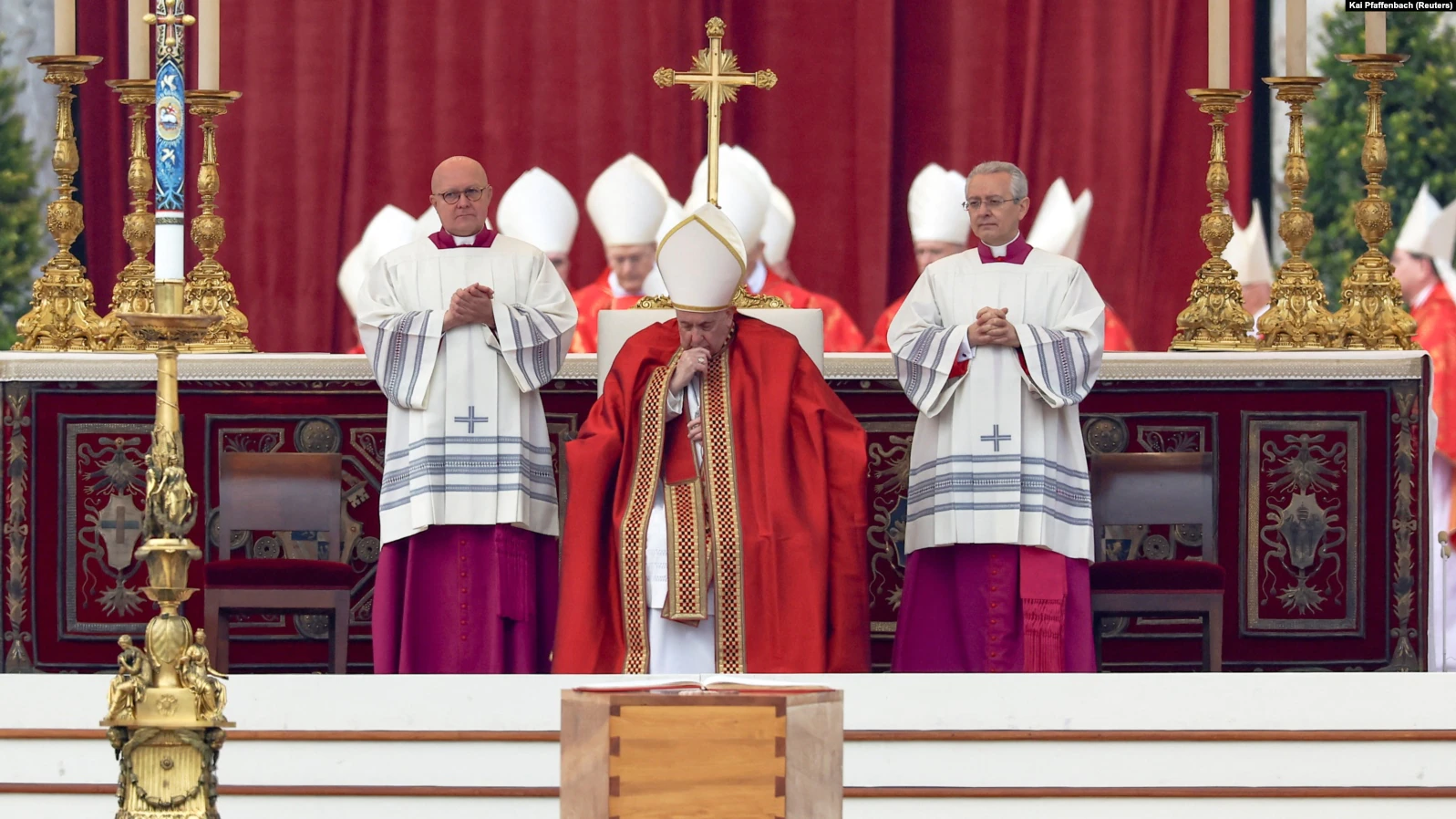 Mijëra persona mblidhen në Vatikan për varrimin e Papa Benediktit XVI