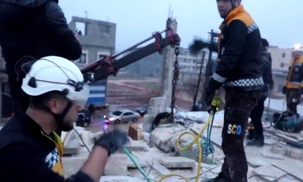 Pamje emocionuese në Siri: Pamje kur vajza e vogël shpëtohet nga rrënojat e tërmetit