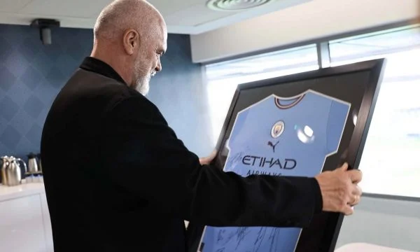 Rama publikon foto nga zyrat e Manchester City në Angli