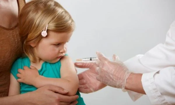 Prindërit shqiptarë shtyjnë në kohë vaksinën e fruthit, flasin specialistët e ISHP: “Kanë frikë nga autizmi”