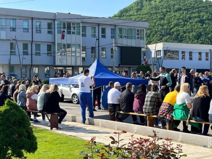 Serbët vendosin tenda para komunës së Zubin Potokut