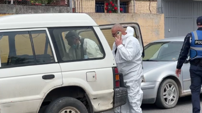 Vrasje me armë zjarri , autori ekzekuton viktimën në banesë