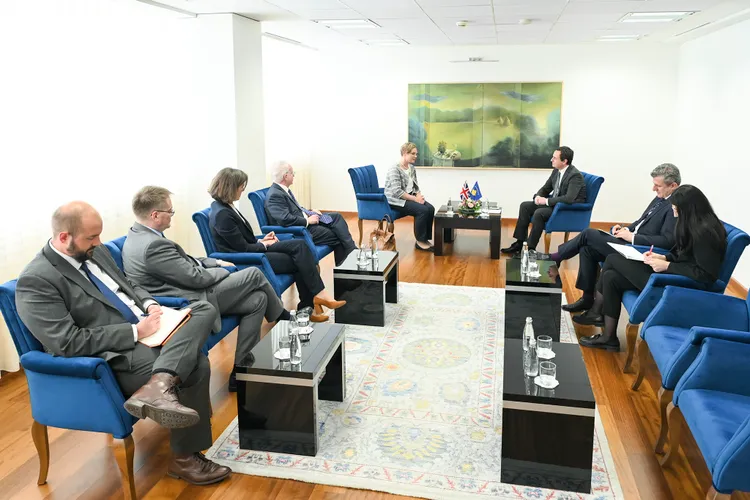 Kurti takon Billingun e Abbottin, i njofton me vizionin e tij për Asociacionin bazuar në modelin kroat