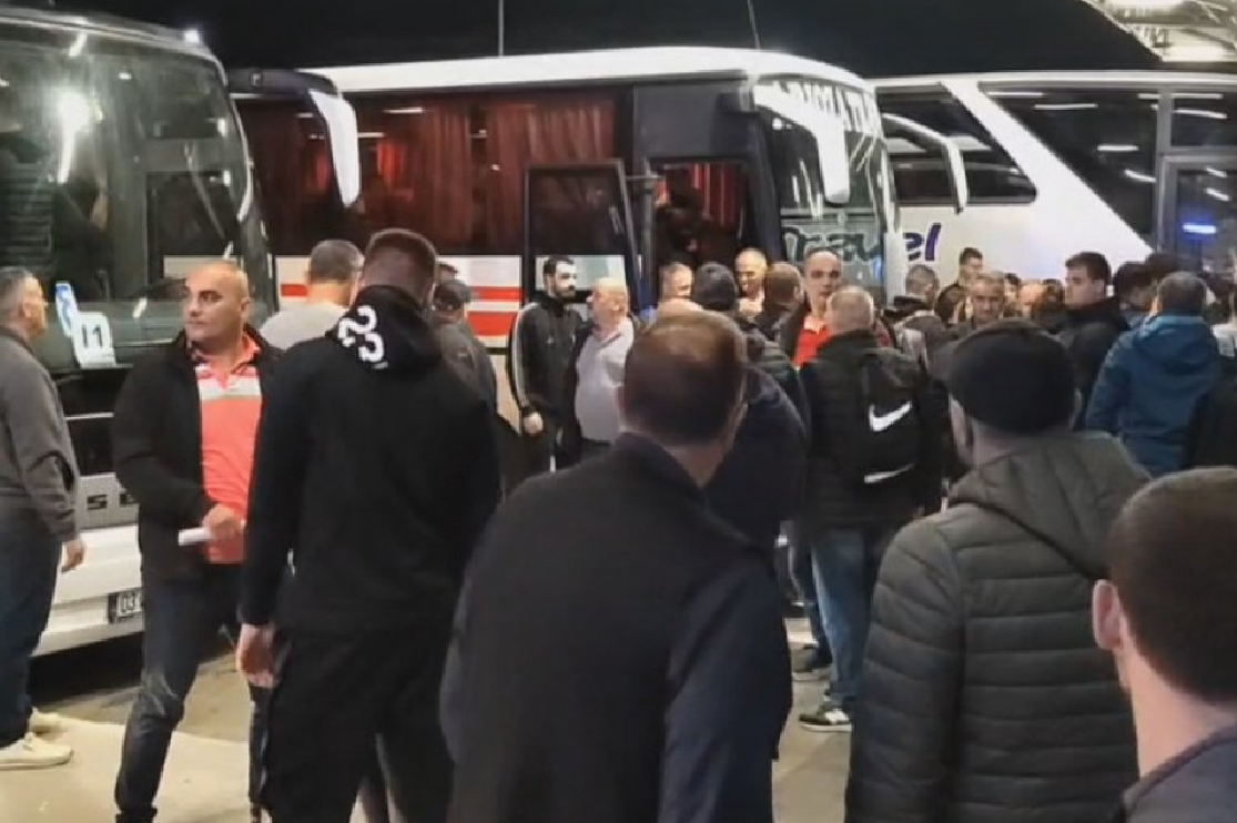 Mbi 200 autobus me serbë nga Kosova nisen për në tubimin e Vuçiqit
