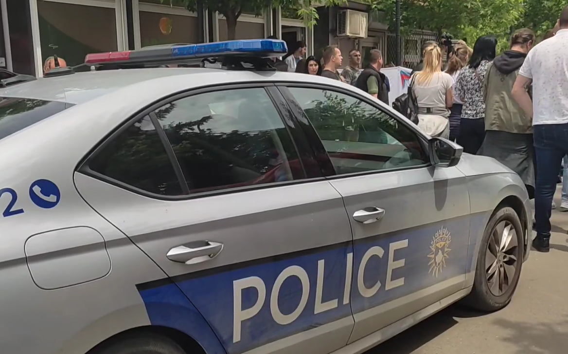 Serbët bllokojnë një automjet të Policisë në Zveçan, brenda janë tre policë