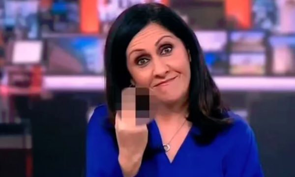 Gjesti i turpshëm, spikerja e BBC ngre gishtin e mesit në mes të edicionit të lajmeve