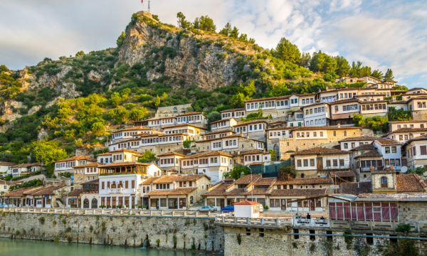 Ish-emsiari amerikan Grenell promovon turizmin shqiptar: Më besoni mua, shkoni në Shqipëri